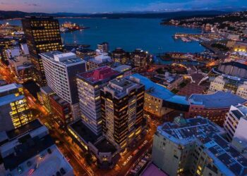 New Zealand Surprises With Larger Rate Cut as Economic Concerns Mount – Bloomberg.com