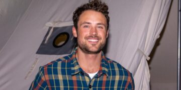 Dylan Efron Shares Sweet ‘DWTS’ Rehearsal Photos Featuring His Little Sister Olivia – yahoo.com