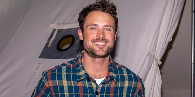 Dylan Efron Shares Sweet ‘DWTS’ Rehearsal Photos Featuring His Little Sister Olivia – yahoo.com