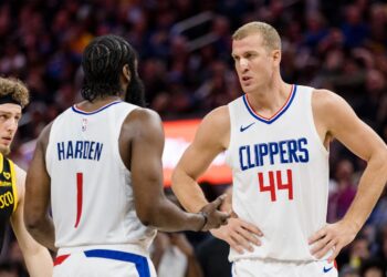 Clippers fans chant “F-B-I” at Blazers players while shooting free throws during Sunday’s game – Yahoo Sports