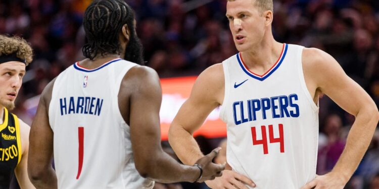 Clippers fans chant “F-B-I” at Blazers players while shooting free throws during Sunday’s game – Yahoo Sports