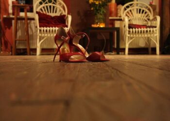 Gwyneth Paltrow Gives Red Hot Stiletto Trend a Contrast Twist at Women in Entertainment Gala – WWD