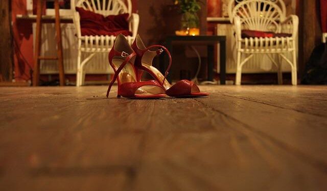 Gwyneth Paltrow Gives Red Hot Stiletto Trend a Contrast Twist at Women in Entertainment Gala – WWD