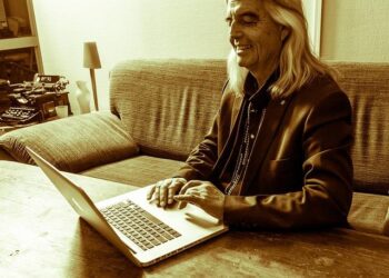 Consciousness breaks from the physical world by keeping the past alive – IAI TV